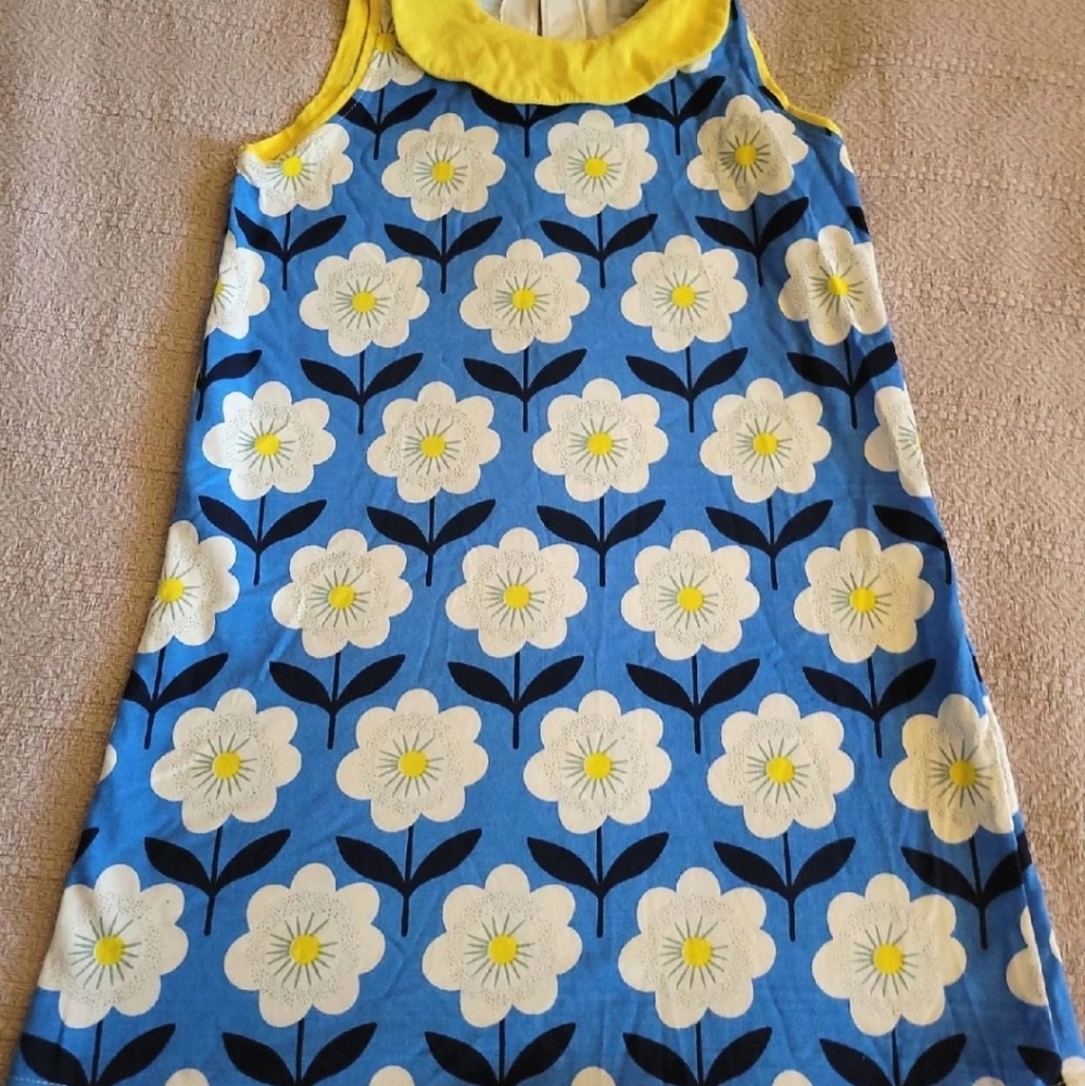 Girls blue sleeveless Daisy print dress with yellow Peter pan collar.size 4/5